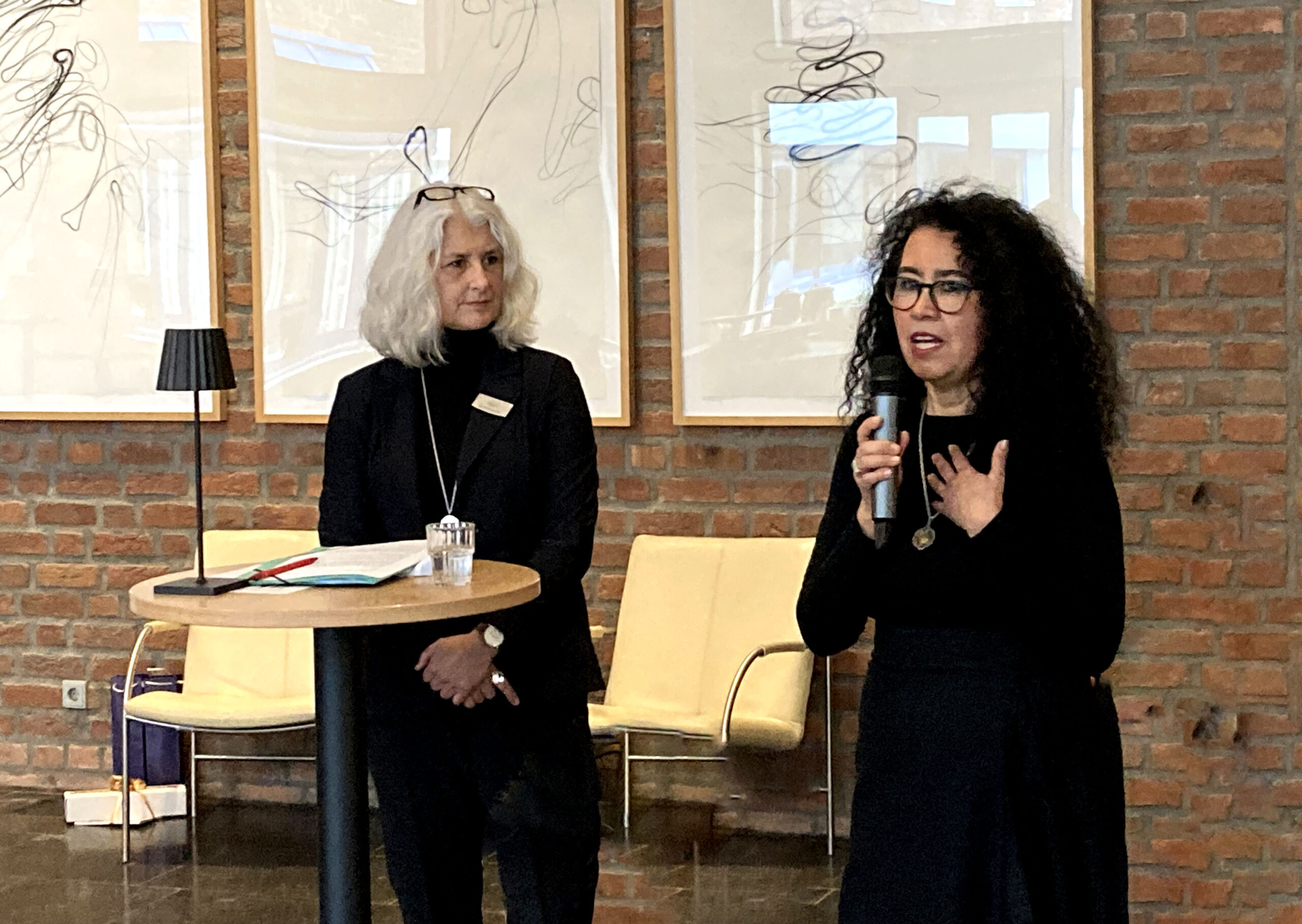 Künstlerinnen-Gespräch zwischen Lilian Moreno Sánchez (rechts) und Prof. Dr. Stefanie Lieb, Studienleiterin an der Katholischen Akademie Schwerte beim Dreikönigsempfang in der Katholischen Akademie Schwerte. Foto: Ulrich Dickmann / Erzbistum Paderborn