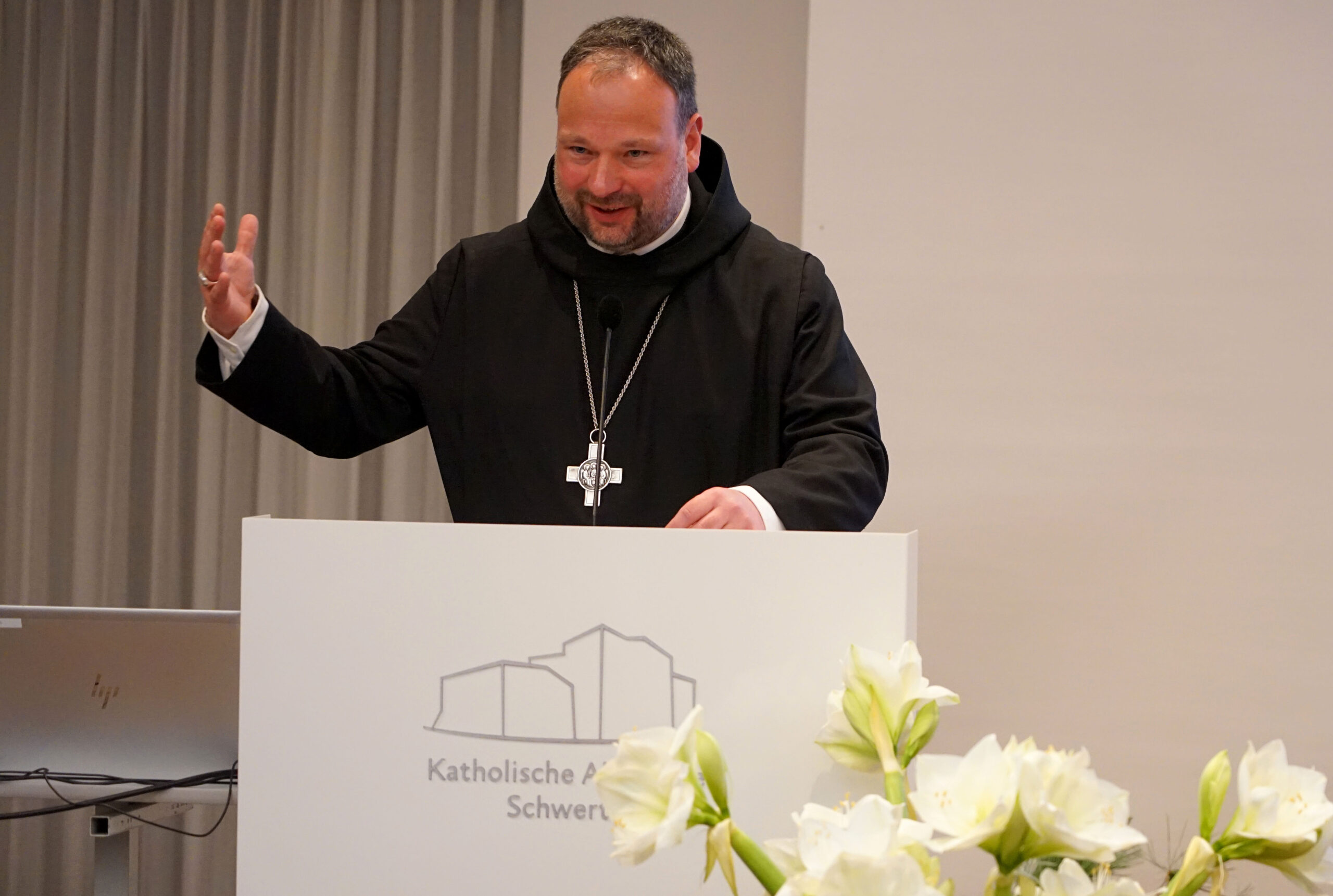 Abt Dr. Nikodemus Schnabel OSB sprach beim Dreikönigsempfang in der Katholischen Akademie Schwerte über Religion als Quelle für Versöhnung. Foto: Michael Bodin / Erzbistum Paderborn