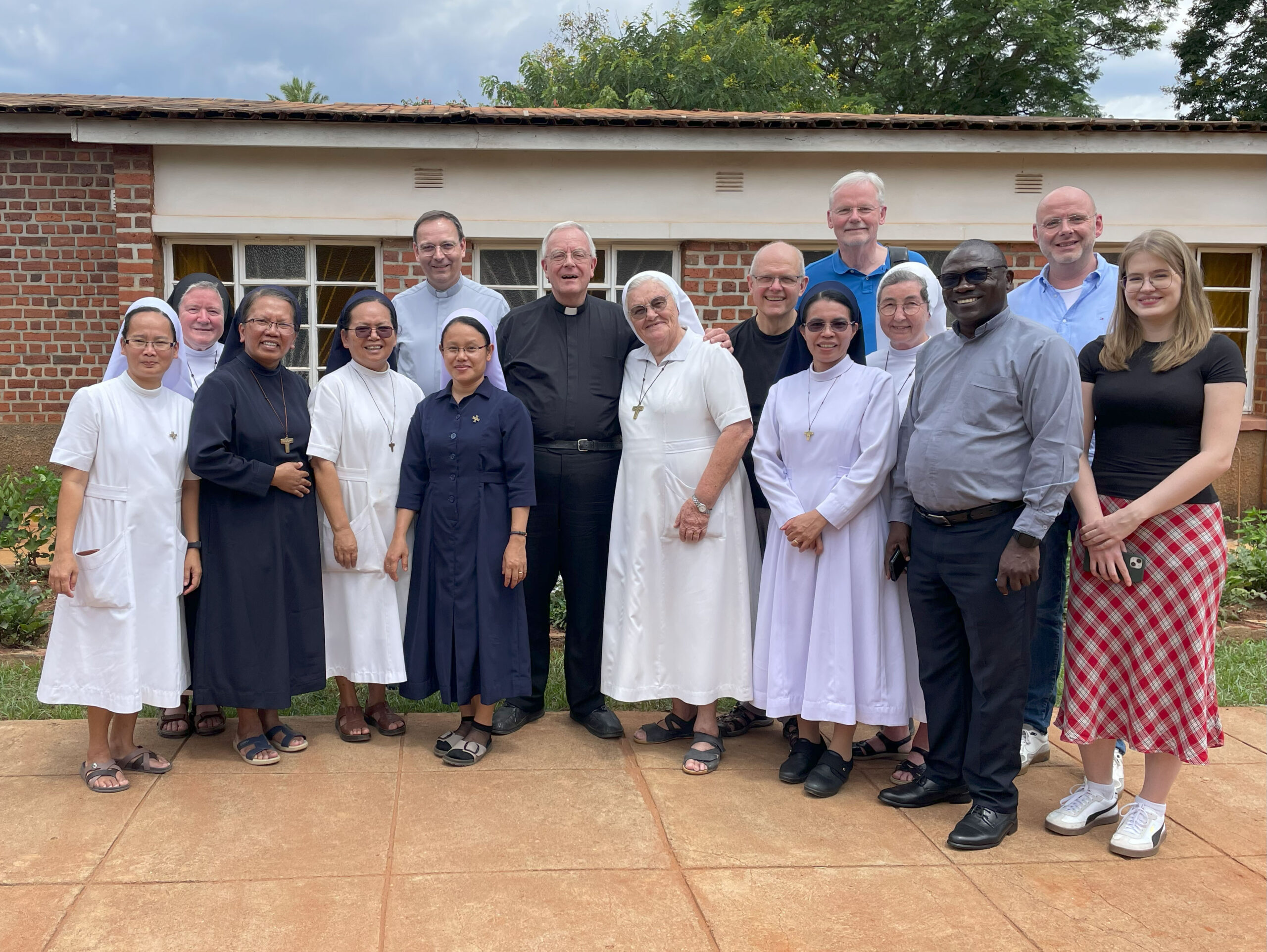 Zur Einweihung eines neuen Ausbildungshauses der Franziskanerinnen Salzkotten in Dowa / Malawi reiste eine Delegation nach Malawi, hier neben weiteren Teilnehmenden Schwester M. Magdalena Schmitz (2.v.l.), Generaloberin, Schwester M. Theodosia Tinambunan (3.v.l.), Provinzoberin der indonesischen Ordensprovinz FCJM, Msgr. Dr. Gregor Tuszynski (5.v.l), Weihbischof Matthias König und Schwester M. Klara Luers, Gründerin und Leiterin der Projekte in Malawi (Mitte), Schwester M. Angela Benoit (4.v.r.), Provinzoberin der deutschen Ordensprovinz FCJM, und Andreas Cramer (2.v.r.), Verwaltungsdirektor der Franziskanerinnen Salzkotten. Foto: Franziskanerinnen Salzkotten