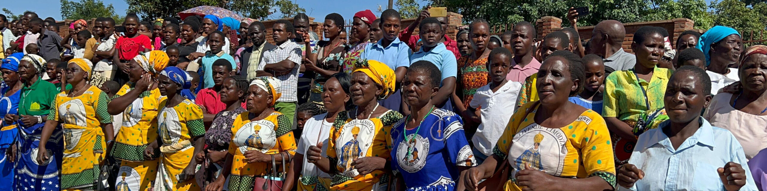 Die Einweihung des neuen Ausbildungshauses wurde mit großer Beteiligung der Bevölkerung in Dowa / Malawi gefeiert. Foto: Franziskanerinnen Salzkotten