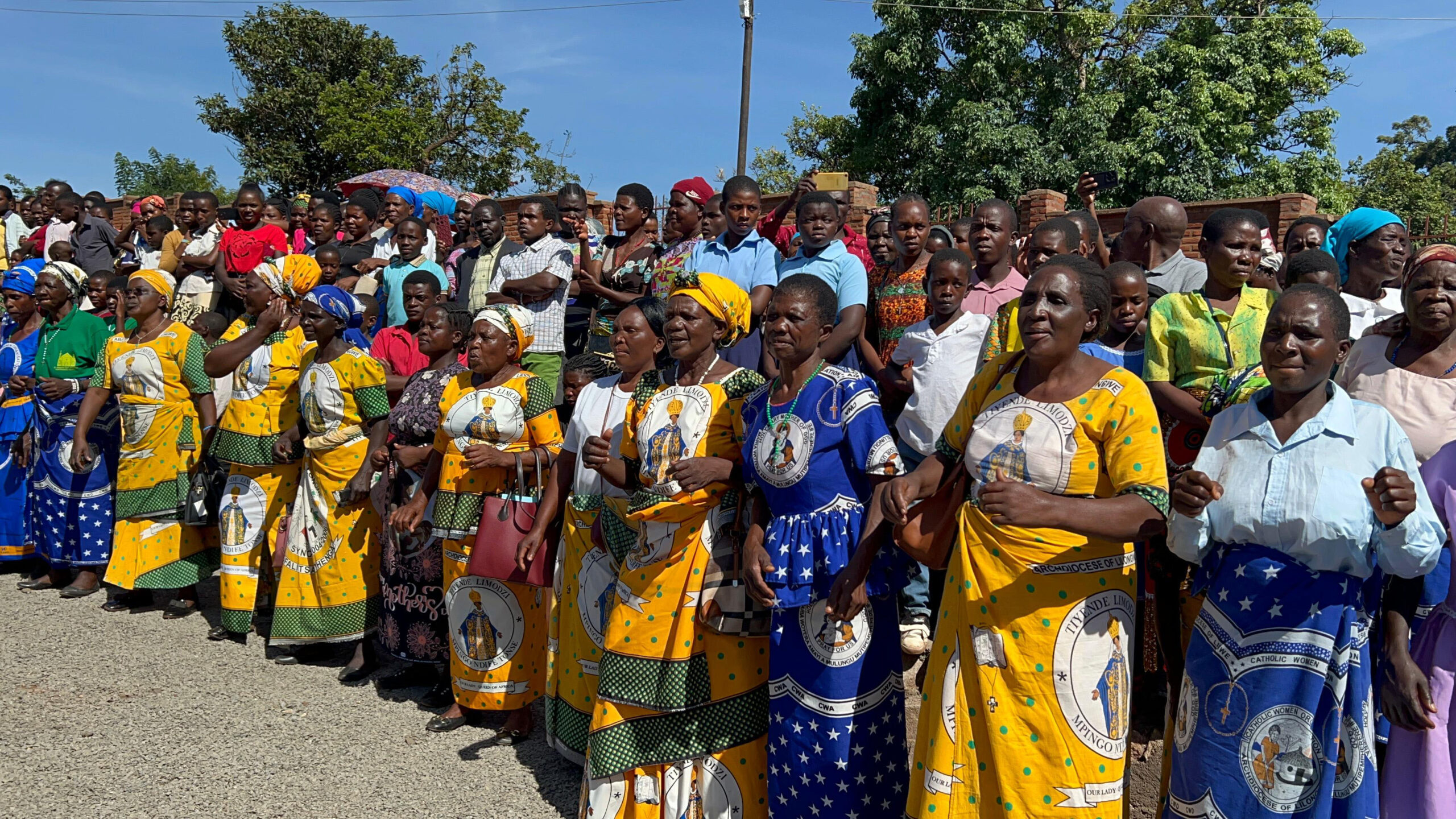 Die Einweihung des neuen Ausbildungshauses wurde mit großer Beteiligung der Bevölkerung in Dowa / Malawi gefeiert. Foto: Franziskanerinnen Salzkotten