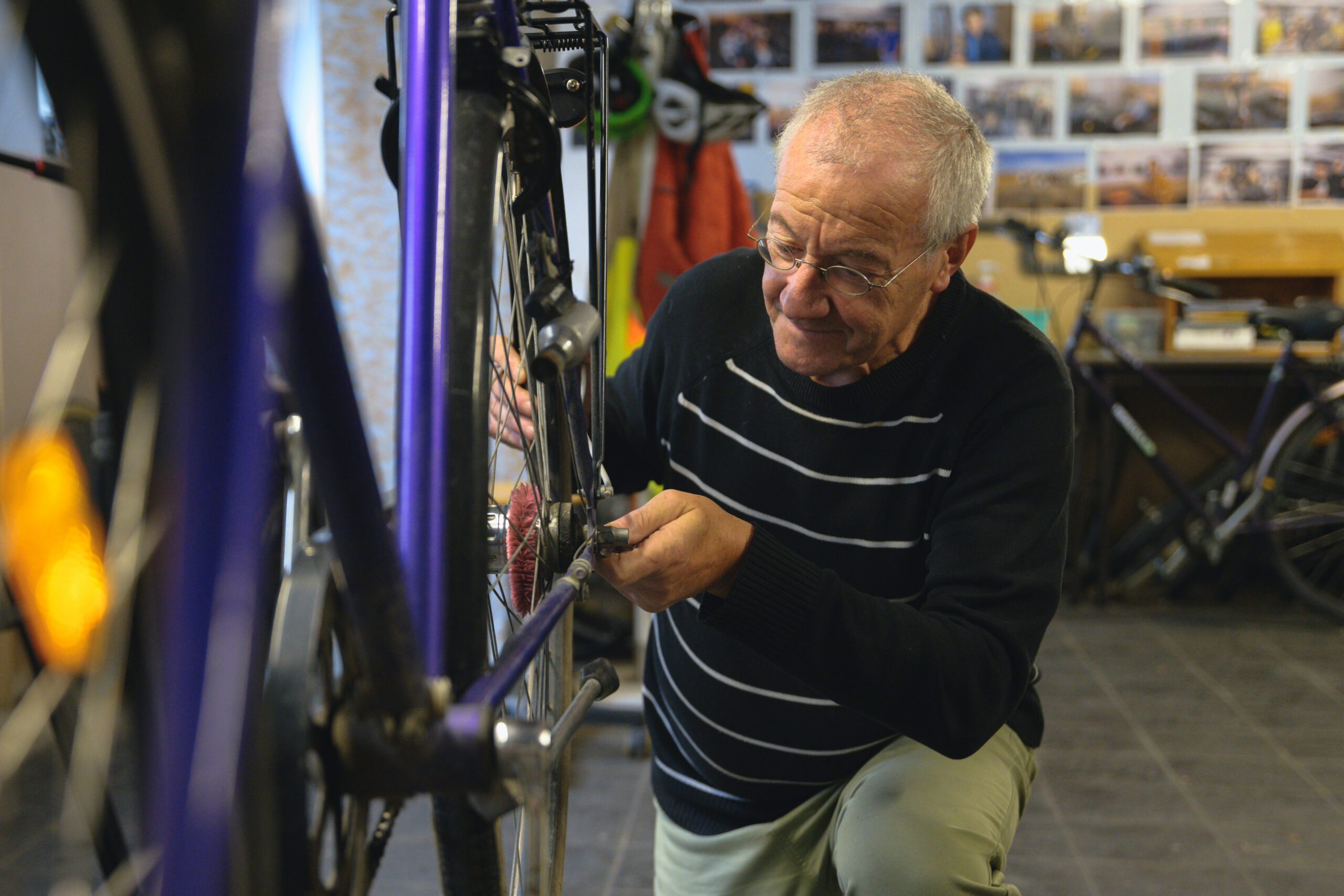 Adalbert Grüner beim Reparieren eines Fahrrads