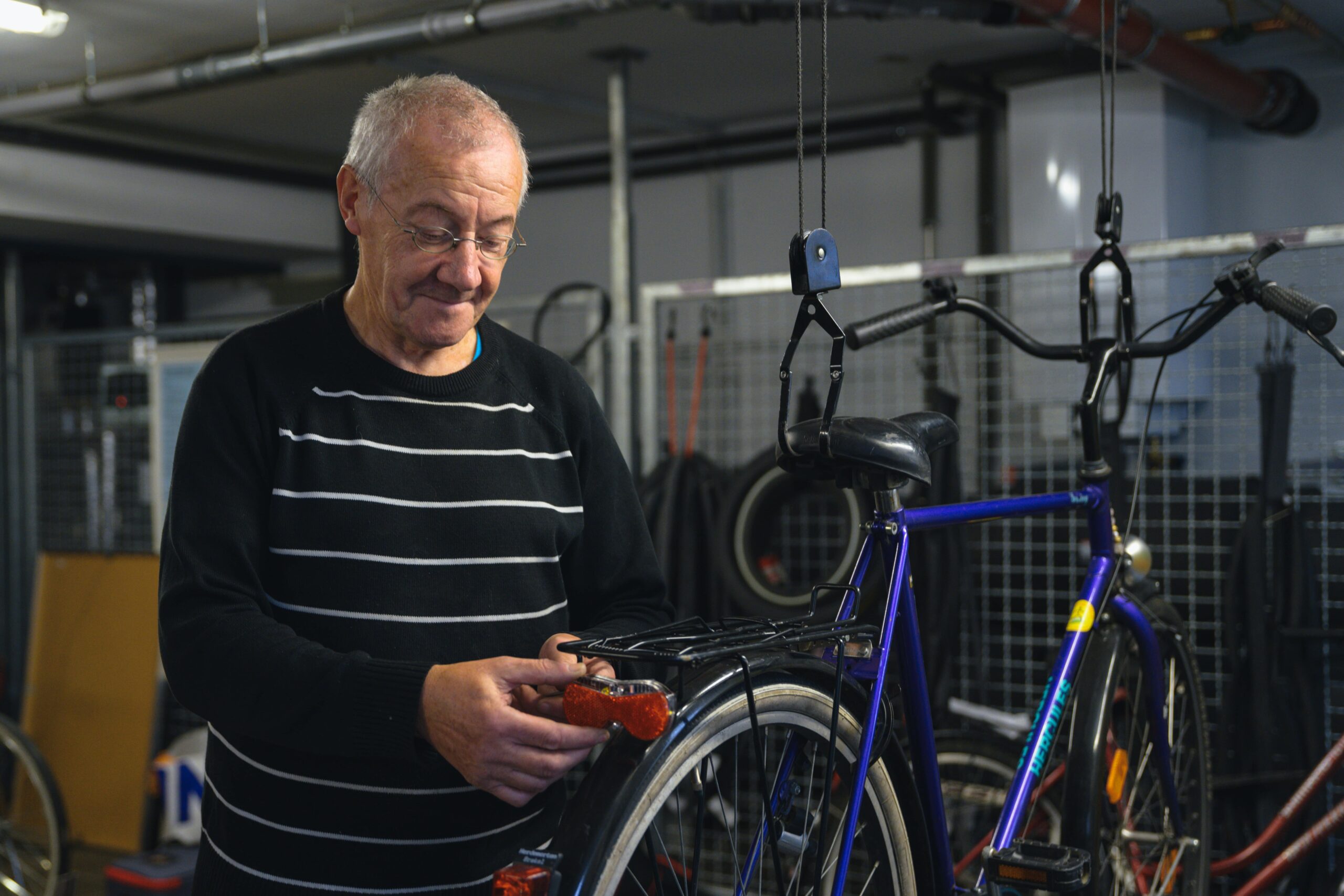 Adalbert Grüner beim Reparieren eines Fahrrads